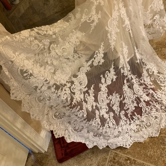 ⭐️ HOST PICK ⭐️Allure Wedding Dress C387 - Picture 10 of 12